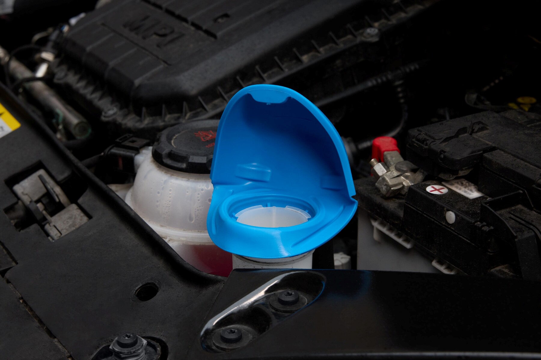 Nálevka s uzávěrem pro nádržku ostřikovačů čelního skla